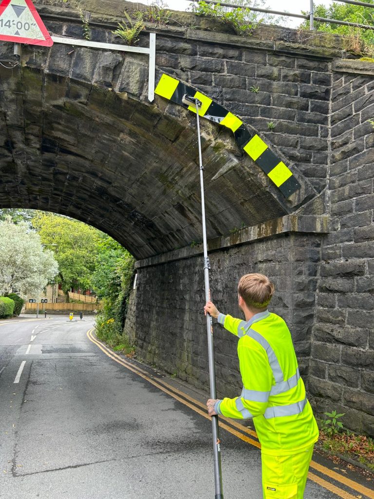 road sign cleaning