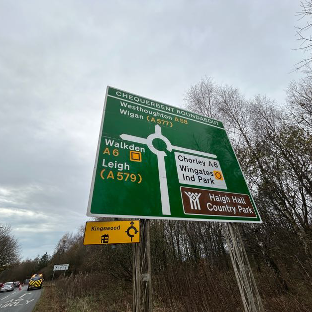 large-road-sign-cleaning2sq a large road sign after being cleaned with a water-fed pole